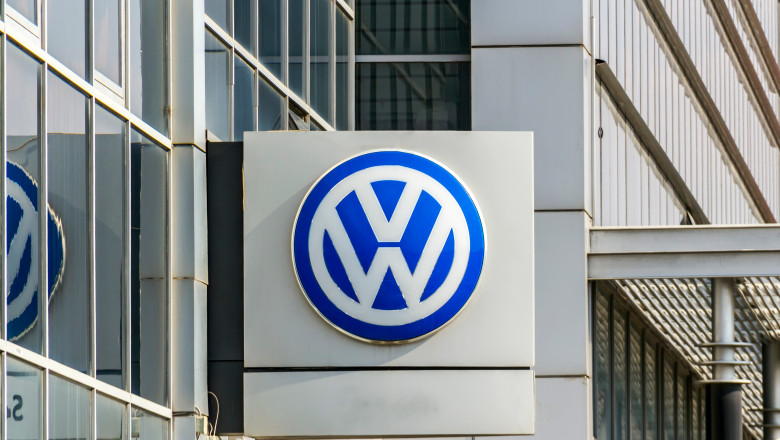 _Volkswagen Employees Propose Wage Cuts for Job Security Amid Plant Closure Threats_